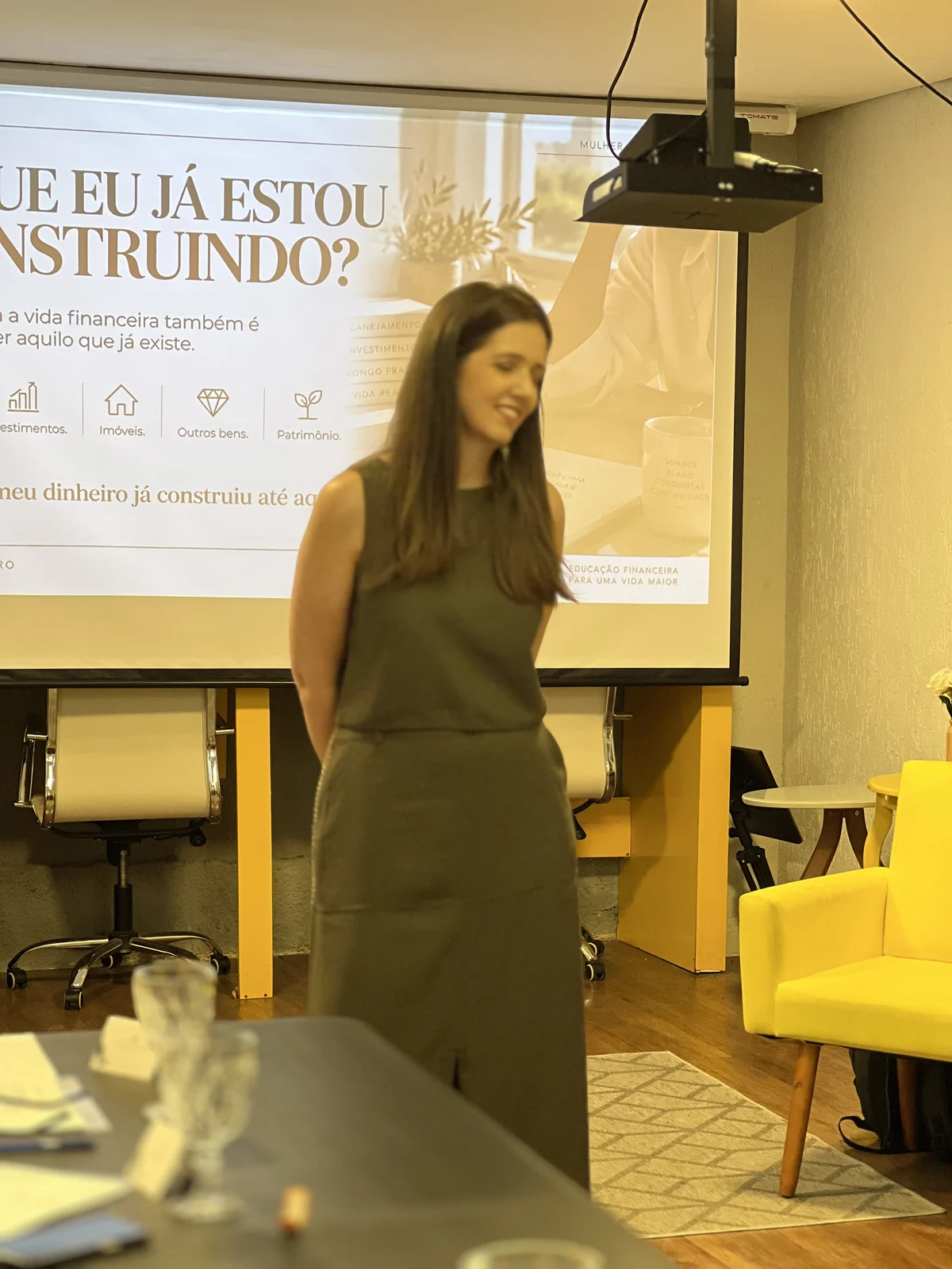 Fernanda Starling, educadora financeira, trabalhando em uma mesa com notebook