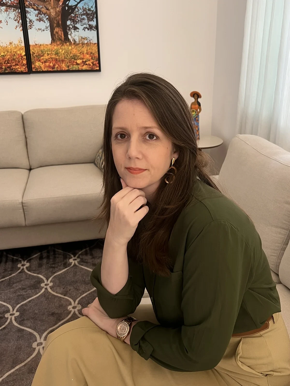 Fernanda Starling trabalhando em planejamento financeiro no notebook